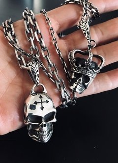Dije Calavera con CORONA