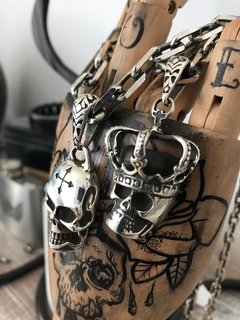 Dije Calavera con CORONA en internet