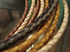 Imagen de Pulsera de cuero trenzado con 3 calaveras