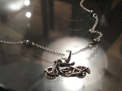 Cadena rolo con mini calaveras