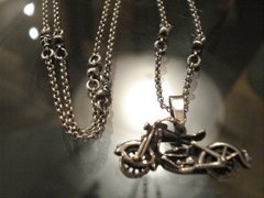Cadena rolo con mini calaveras