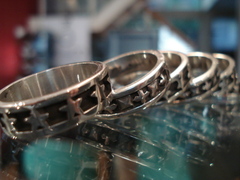 Anillo Cinta Piramide en internet
