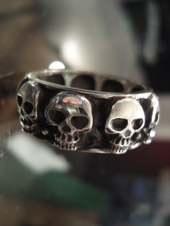 Anillo cinta calaveras grandes - comprar online