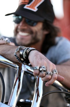 Anillo cinta calaveras grandes - comprar online