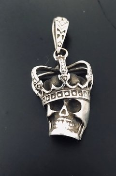 Dije Calavera con CORONA en internet