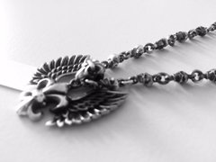 Dije Flor de Lis Alada - comprar online