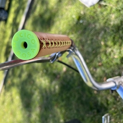 grip puño de cuero para bicicletas con tapones ajustables. Manillar bici urbana antigua restaurada