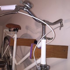 soporte para colgar la bici bicicleta soporte de madera mueble para bici colgar bici caño bajo Hocico Rosa accesorios bici plegable