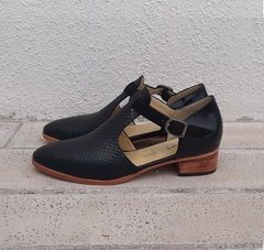 Guillermina cuero grabado negro - comprar online