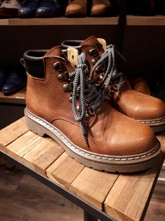 Borcego de cuero color suela con base de goma - comprar online