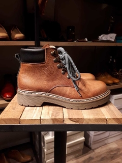Borcego de cuero color suela con base de goma