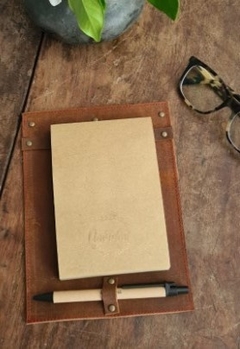 Porta anotador de cuero con lapicera (habano)