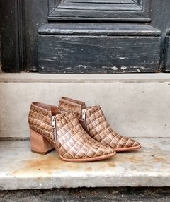 Bota en simil croco con cierres