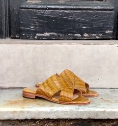 Sandalia Croco Mostaza