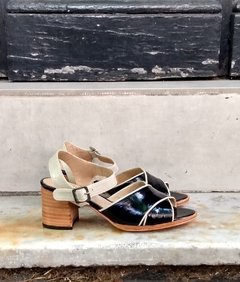 Sandalias de taco en charol negro - comprar online