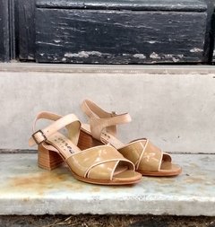 Sandalias de taco en charol suela