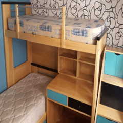 Rinconera Alta con escritorio/Biblioteca y escalera cajonera en Guatambú
