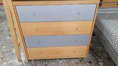 Comoda 4 cajones c/ ruedas GUATAMBU NATURAL - Linea Madera entrega inmediata CON COLOR GRIS PLATA