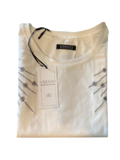 Remera bordada con apliques