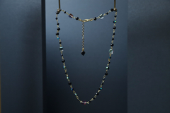 Art. 2316 Collar corto multicolor gold negro azulino.