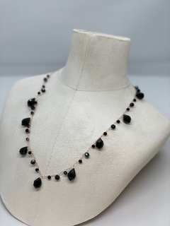Art.2201 Collar Cecile tejido cristales gold negro. - comprar online