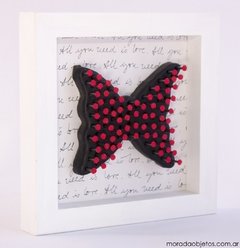 Cuadro de Mariposa con Clavos rojos
