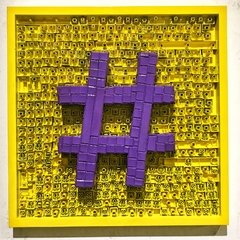 Hashtag violeta y amarillo