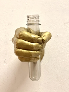 Mano + Florero Golden - Mora Veron