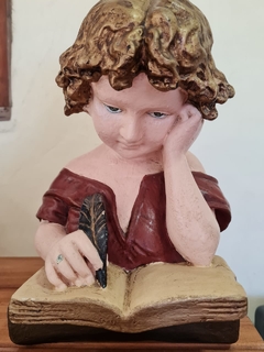 Escultura antigua de un niño escribiendo en yeso en internet