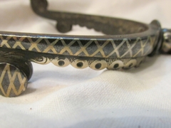 Espuela mapuche damasquinada con botones para doble uso - Polo Antiguo - Antigüedades en Argentina
