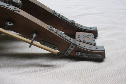 Cañon en miniatura de metal y aleacion en madera. Funcional. Tamaño Aprox: 30 cm. - comprar online