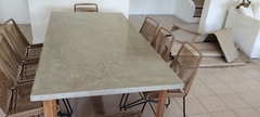 MESA COMEDOR PETIRIBI - TAPA MICROCEMENTO LAQUEADO - comprar online
