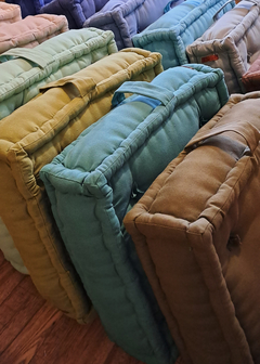 PROMO 2X1 Almohadón de piso tatami cuadrado puff artesanal sustentable en colores de stock en internet