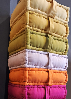 PROMO 2X1 Almohadón de piso tatami cuadrado puff artesanal sustentable en colores de stock
