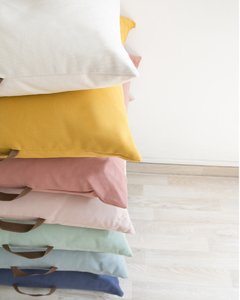 Almohadón cuadrado con manija y funda artesanal sustentable - comprar online