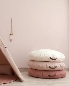 Almohadón redondo con manija y funda artesanal sustentable - FENIX manufactura de muebles