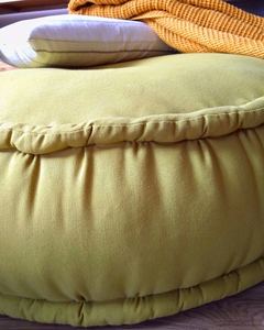 Imagen de Otomana tatami redondo puff artesanal sustentable