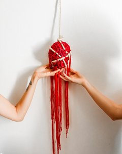 escultura textil por um fio serie trapos e tripas: coracao collab paty cabral + mayrles emille