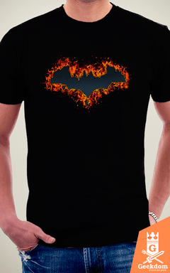 Camiseta Batman - Morcego em Chamas - by RicoMambo | Geekdom Store | www.geekdomstore.com 