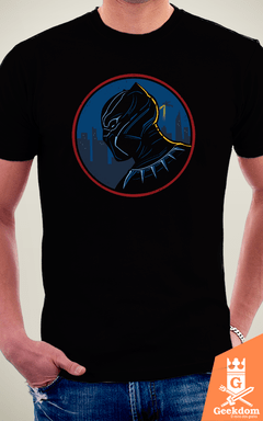 Camiseta Pantera Negra - Noir - by Vincent Trinidad Art | Geekdom Store | www.geekdomstore.com