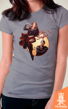 Camiseta Supergirl - Ela é Super - by HugoHugo - Geekdom Store - Camisetas Geek Nerd