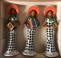 Escultura de Barro Trio Forró Feminino na internet