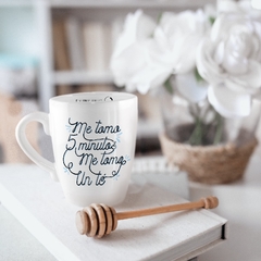 Taza Bombé - Me tomo 5 minutos me tomo un té - comprar online