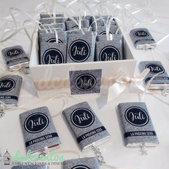 chocolates personalizados para 15 años con cinta, dijes y caja