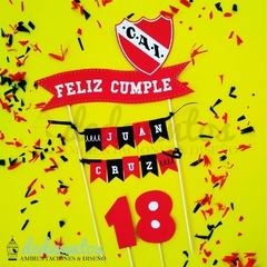 COMBO FANÁTICOS: BANDERÍN + ADORNO TORTA (TEMÁTICA A ELECCIÓN) - DCD Eventos® - Casamientos y fiestas temáticas