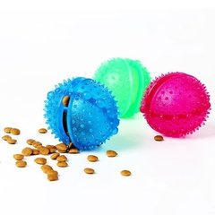 Food ball chica con pinches. Pelota dosificadora de alimento