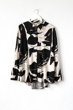 Camisa MANU, Camisa con estampa abstracta con abertura en laterales y 1 bolsillo plaqué - SYES | Mayorista