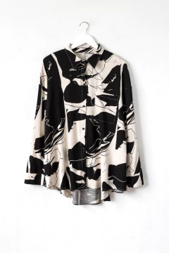 Camisa MANU, Camisa con estampa abstracta con abertura en laterales y 1 bolsillo plaqué - SYES | Mayorista