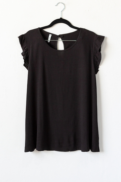 Blusa ANNA, Blusa de lino liso amplia con voladitos en las sisas, y botón en espalda para acceder