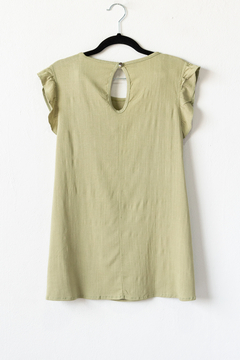Blusa ANNA, Blusa de lino liso amplia con voladitos en las sisas, y botón en espalda para acceder en internet